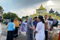 Foto. Momen bagi-bagi Takjil Pemkab Sumenep menjelang Buka Puasa Ramadhan 1445H