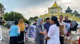 Foto. Momen bagi-bagi Takjil Pemkab Sumenep menjelang Buka Puasa Ramadhan 1445H