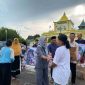 Foto. Momen bagi-bagi Takjil Pemkab Sumenep menjelang Buka Puasa Ramadhan 1445H