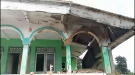 Masjid Darul Falah yang berlokasi di Dusun Artakoh, Desa Payudan Daleman, Kecamatan Guluk-Guluk, Kabupaten Sumenep, ambruk karena cuaca ekstrem. (Foto: SS Video)