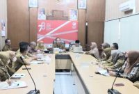 Foto. Kepala Bappeda Sumenep, Arif Firmanto, saat melangsungkan rapat bersama Tim Monitoring di aula kantor setempat.