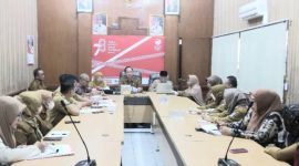 Foto. Kepala Bappeda Sumenep, Arif Firmanto, saat melangsungkan rapat bersama Tim Monitoring di aula kantor setempat.