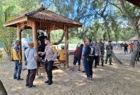 Foto. Kapolsek Batang-batang, Iptu Ratman Desianto, SH saat menyampaikan Himbauan kepada pengunjung wisata pantai Lombang (Ist/ Ach Toifur Ali wafa nusainsider.com) 