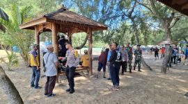 Foto. Kapolsek Batang-batang, Iptu Ratman Desianto, SH saat menyampaikan Himbauan kepada pengunjung wisata pantai Lombang (Ist/ Ach Toifur Ali wafa nusainsider.com) 