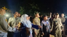 Foto. Wakil Bupati Sumenep, Dewi Khalifah SH MH saat melakukan pelepasan Layangan LED