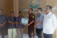 Foto. Trimo SH, MH Kepala Kejaksaan negeri sumenep saat menerima penghargaan dari SMSI Sumenep. 