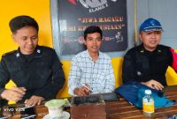Foto. Sub Seksi Rutan Sumenep, Teguh Doni (Kanan), Faizi Wartawan Serikatnews (Tengah), Humas Rutan Sumenep, Joni (Kiri). Ist/Nusainsider.com : Ach Toifur Ali Wafa