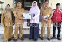 Foto. Kepala Dinas Pendidikan kabupaten Sumenep, Agus Dwi Saputra, S.Sos., M. Si saat memberikan penghargaan kepada Nasywa Zahira Ramadhani usai melaksanakan apel. Senin, 8 Juli 2024. (Sumber foto ; Humas Pendidikan Sumenep) 