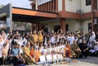 Foto Bersama Disdik kabupaten Sumenep bersama personal Drumband Laskar Harmoni Panditu SDN I Pandian Sumenep, Senin 1 Juli 2024