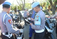 Foto. Penegakan Ketertiban dan Kedisiplinan (Gaktibplin) Personel di di depan pintu masuk Mapolres Sumenep. (Istimewa, Humas Polres Sumenep) 