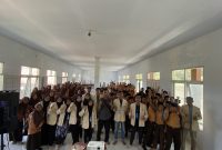 Foto. KKN posko 28 STKIP PGRI Sumenep saat menggelar Seminar Literasi Digital di Aula Lantai II SMK Anwarul Ma'arif Tambaagung Barat kecamatan Ambunten Sumenep