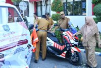 Foto. Momen Bupati Sumenep saat menyerahkan Pusling di halaman Pemkab