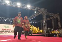 Foto. Penampilan Fashion Show Batik Festival 2024, Kepala Bakesbangpol Sumenep Bersama Istri Tercinta. (Ist/nusainsider.com : Ach Toifur Ali Wafa) 