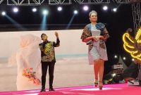 Foto. Momen Bupati Sumenep, Ra Achmad Fauzi Wongsojudo saat Nyanyikan Lagu di Hadapan Runner Up Puteri Indonesia Jawa Timur 2024. 