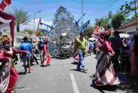 Foto. Aksi Atraksi Grup Musik Tong-tong Dhu Angin pada Festival Budaya Tatorbhengan desa Torbang kecamatan Batuan Sumenep. 