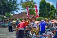 Foto. Ratusan Abang Becak saat ngantri untuk memasuki Halaman Pendopo Keraton Sumenep. 