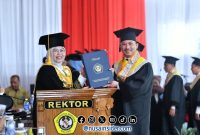 Foto. Kepala Bappeda Sumenep, Dr. Ir Arif Firmanto, S.TP.M.,Si saat menerima Gelar Doctor Ilmu Sosial di Universitas Merdeka (Unmer) Malang, Sabtu 21 September 2024.