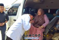 Foto. Momen Dr H Achmad fauzi Wongsojudo saat Bersalaman kepada Nyai Hj. Nurul Isyaiyah As’ad Pengasuh Ponpes Salafiyah Syafiiyah, Sukorejo. 