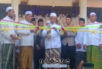 Foto. Kiai Musleh Adnan saat meresmikan Masjid Babul ihsan desa Legung barat kecamatan Batang-batang Sumenep Madura Jawa Timur. 