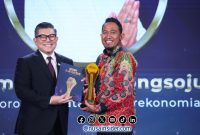 Foto. Achmad Fauzi Wongsojudo saat Terima penghargaan dari Detikcom di Jakarta