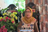 Foto. Nyai Hj. Aqidah Usymuni, Pengasuh pondok pesantren Aqidah Usymuni Terate, Pandian - Sumenep. 