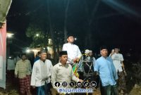 Foto. Dr. H. Achmad Fauzi Wongsojudo, SH.MH saat mengunjungi masyarakat Legung Timur dan Dapenda di Meriahkan Pawai Obor dan Jaran Serek. 