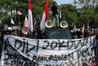 Foto. Aksi Demontrasi Gerakan Arek Surabaya di Depan Kantor Polda Jawa Timur. 