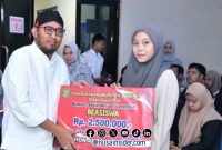 Foto. Penyerahan Beasiswa Tahun lalu yang diserahkan Langsung Bupati Sumenep Dr H Achmad Fauzi Wongsojudo kepada Salahsatu Mahasiswi Asal Sumenep. 