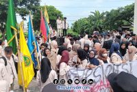 Foto. Aksi Mahasiwa BEM KM Universitas Bahaudin Mudhary (UNIBA) Madura di Depan Gedung Dewan Perwakilan Rakyat Daerah (DPRD) kabupaten Sumenep. 