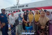 Foto. Santriwati Annuqayah saat ucapkan Terimakasih kepada Bupati Sumenep Achmad Fauzi Wongsojudo yang telah memfasilitasi Mudik Gratis Bagi Santri