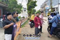 Foto. Bagi-bagi Takjil Serikat Media siber Indonesia (SMSI) kabupaten Sumenep di depan Rumah makan Ayam Brewok. 
