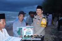 Foto. Akbp Noveri Henri Santoso, SH.S.I.K., M.,M Saat memberikan paket sembako, peralatan keselamatan untuk nelayan, serta alat kebersihan. 