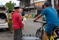 Foto. Bagi-bagi Takjil Serikat Media Siber Indonesia (SMSI) kabupaten Sumenep di Utara Hotel Myze