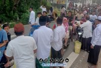 Foto. Bagi-bagi Takjil Komunitas Crew Tak Roniro Legung Road To Djakarta 'Kompak Kalaben Pangesto' di Depan SDN Legung Timur kecamatan Batang-batang Sumenep. 