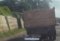 Foto. Truk Bermuatan Hasil Tambang Galian C Illegal (Batu dan Pasir) di Jalan Batuan - Lenteng kabupaten Sumenep. 