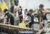 Foto. Aksi Bersih lingkungan Komunitas Generasi Emas Nusantara (GEN) Sumenep bersama Pemuda setempat. 