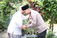 Foto. Kapolres Sumenep Akbp Rivanda, S.I.K bersama Ketua PCNU Sumenep, KH. A. Panji Taufik. 