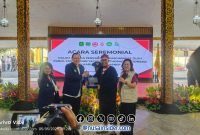 Foto. Bupati Sumenep Dr H Achmad Fauzi Wongsojudo, SH., MH saat menerima kenang-kenangan dari Ketua PABOI Nasional. 