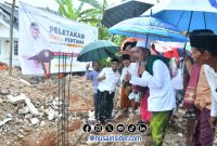Foto. Bupati Sumenep Dr H Achmad Fauzi Wongsojudo, SH., MH usai meletakkan Batu Pertama di Masjid Al-Falah desa Meddelen kecamatan Lenteng Sumenep. 