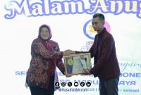 Foto. Kepala Diskominfo Jawa Timur Sherlita Ratna Dewi Agustin, S.Si., M.Ip saat menyerahkan penghargaan SMSI Award 2025 kepada Owner PR Mahaputera Nusantara H Supriyadi di pendopo Agung Keraton Sumenep. 