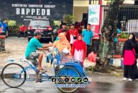 Foto. Dharma Wanita Persatuan (DWP) Badan Perencanaan pembangunan Daerah (Bappeda) kabupaten Sumenep saat bagi² makanan di Jalan Trunojoyo. 