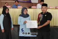 Foto. Ketua Baznas Sumenep Ahmad Rahman saat memberikan Bantuan secara Simbolis kepada Kelompok Binaan UMKM dari Srikandi Kopri PMII Sumenep Bulan lalu di STKIP PGRI Sumenep