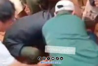 Foto. Tampak penonton lain mengangkat tumpukan batu yang menimbun korban di lapangan Karapan sapi Sumenep. Sumber : SS Tiktok Berita tak Update