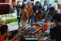 Foto. Salah satu Korban robohnya pagar di lapangan kerapan sapi Sumenep saat di bawa ke Rumah sakit (RS) setempat. 