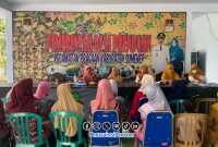 Foto. Monitoring pendampingan ibu hamil dengan Kekurangan Energi Kronik (KEK) di Balai Desa Prenduan Sumenep. 