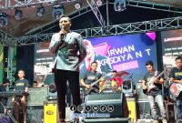 Foto. Irwan Krisdianto saat menyapa Masyarakat Sumenep di Acara Peluncuran Logo Harjad ke-757 Sumenep. 
