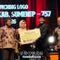 Foto. Komen Bupati Sumenep Dr H Achmad Fauzi Wongsojudo SH.MH saat memberikan Penghargaan kepada pemenang Logo Hati Jadi kabupaten Sumenep ke-757 Anizatus Zairah. 