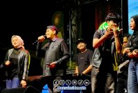 Foto. Bupati Achmad Fauzi Wongsojudo saat membawakan Lagu 'Tanda Tanya' di Malam peluncuran Logo Hari Jadi Sumenep ke-757. 