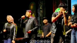 Foto. Bupati Achmad Fauzi Wongsojudo saat membawakan Lagu 'Tanda Tanya' di Malam peluncuran Logo Hari Jadi Sumenep ke-757. 