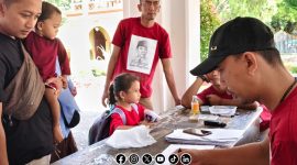 Foto. Tampak Peserta Melakukan Registrasi di Meja Panitia. 